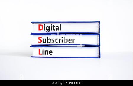 Simbolo della linea DSL Digital Subscriber. Concetto parole DSL Digital Subscriber linea su libri. Bella tabella bianca, sfondo bianco, spazio per la copia. Affari Foto Stock