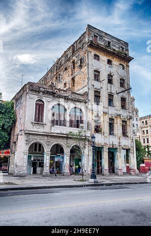 Un edificio vecchio e decadente sulle strade dell'Avana, Cuba ha bisogno di una nuova vernice e di un esterno rinnovato. Foto Stock