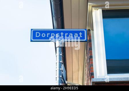 Il nome della strada e' 'Dorpstraat' (dorpstraat significa Village Street in olandese). Un nome di strada che si trova in quasi ogni villaggio olandese. Foto Stock