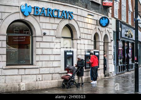Londra, Regno Unito - 04 febbraio 2019: Pedoni che camminano di fronte e utilizzano ATM di Barclays presso la loro filiale nel centro di Londra. È britannico Foto Stock