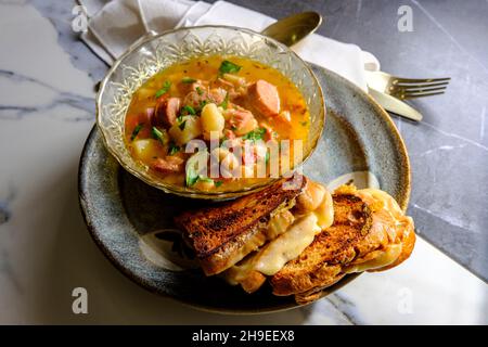 Zuppa di prosciutto e fagiolo con salsiccia di kielbasa e panini con formaggio alla griglia gouda Foto Stock