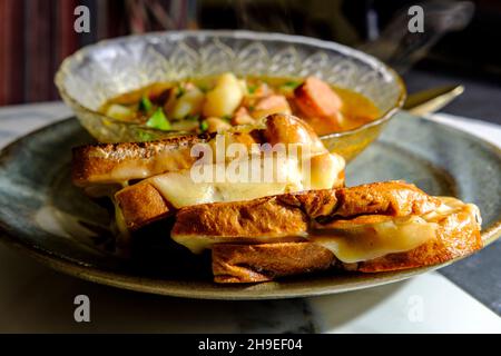 Zuppa di prosciutto e fagiolo con salsiccia di kielbasa e panini con formaggio alla griglia gouda Foto Stock