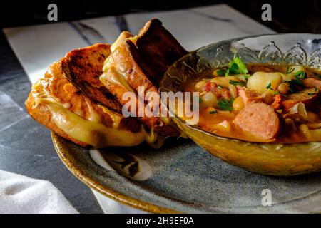 Zuppa di prosciutto e fagiolo con salsiccia di kielbasa e panini con formaggio alla griglia gouda Foto Stock