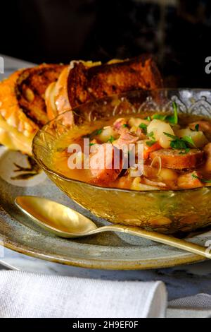 Zuppa di prosciutto e fagiolo con salsiccia di kielbasa e panini con formaggio alla griglia gouda Foto Stock