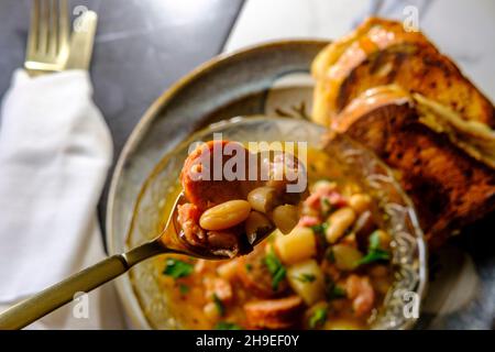 Zuppa di prosciutto e fagiolo con salsiccia di kielbasa e panini con formaggio alla griglia gouda Foto Stock