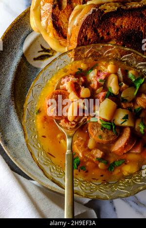 Zuppa di prosciutto e fagiolo con salsiccia di kielbasa e panini con formaggio alla griglia gouda Foto Stock