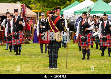 Un drum major delle Highland in piena regalia con la sua mazza conduce una pipe band ad un festival scozzese nello Utah, USA. Foto Stock