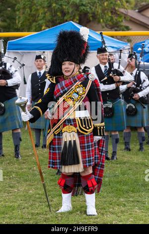 Una band di Highland Pipe Drum Major nella sua regalia completa con un cofano di piume struzzo in un festival scozzese nello Utah. Foto Stock