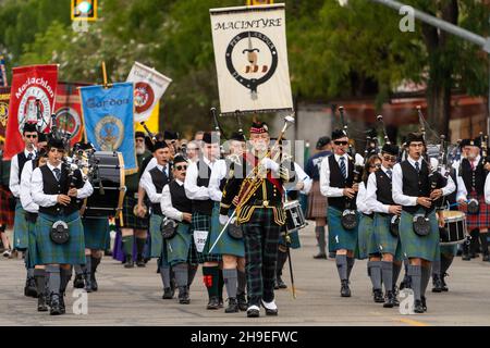 Un drum major delle Highland in piena regalia con la sua mazza conduce un gruppo di pipe in una parata ad un festival scozzese nello Utah, USA. Foto Stock