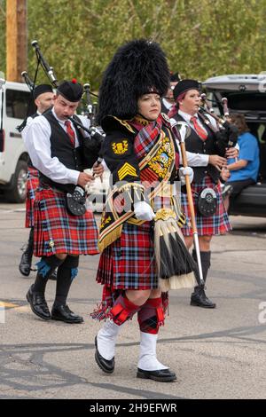 Un drum major delle Highland nella sua regalia e macis completa conduce un gruppo di pipe ad un festival scozzese a Moab, Utah. Foto Stock