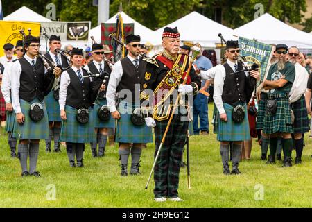 Un drum major delle Highland in piena regalia con la sua mazza conduce una pipe band ad un festival scozzese nello Utah, USA. Foto Stock