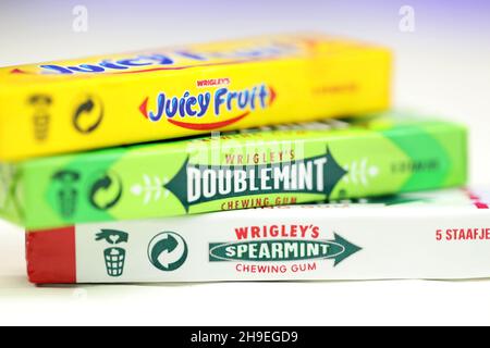 KHARKOV, UCRAINA - 14 FEBBRAIO 2021: Wrigleys Spearmint Doublemint e Juicy frutta chewing gum in classico pack design Foto Stock