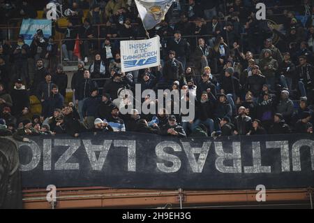 Genova, Italia. 5 dicembre 2021. Tifosi Lazio durante UC Sampdoria vs SS Lazio, Campionato italiano di calcio A match a Genova, Italia, Dicembre 05 2021 Credit: Independent Photo Agency/Alamy Live News Foto Stock