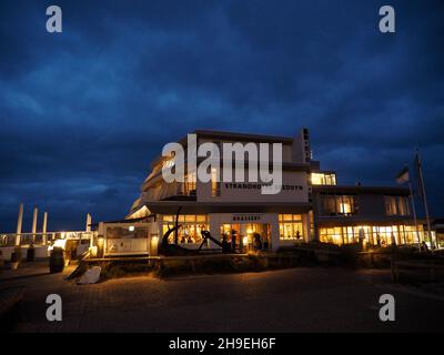 Foto serale di Strandhotel Seeduyn sull'isola di Vlieland, Frisia, Paesi Bassi Foto Stock