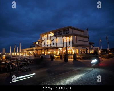 Foto serale di Strandhotel Seeduyn con i ciclisti che passano, sull'isola di Vlieland, Frisia, Paesi Bassi. L'isola non è auto-free ma turisti Foto Stock