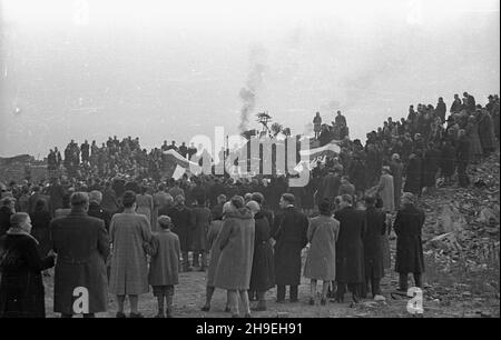 Warszawa, 1947-11-01. Msza ¿a³obna na gruzach Pawiaka w ho³dzie zamordowanym w niemieckich wiêzieniach i obozach. NZ. Ludzie zgromadzeni na mszy. Przy o³tarzu le¿¹ pasiate sztandary Zwi¹zku By³ych WiêŸniów Politycznych. ps/gr PAP Varsavia, 1 novembre 1947. La messa funeraria in omaggio agli assassinati nelle prigioni tedesche e nei campi di concentramento offerti alle rovine di Pawiak, l'ex prigione. Nella foto: Persone che frequentano la messa. Ai piedi dell'altare giacciono le bandiere con le strisce dell'Associazione degli ex prigionieri politici. ps/gr PAP Foto Stock