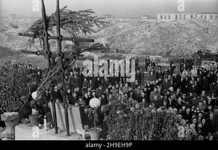 Warszawa, 1947-11-01. Msza ¿a³obna na gruzach Pawiaka w ho³dzie zamordowanym w niemieckich wiêzieniach i obozach. NZ. o³tarz polowy z krzy¿em wykonanym z krat wiêziennych. W g³êbi PAP. Getta. Ruiny ps/gr Varsavia, 1 novembre 1947. La messa funeraria in omaggio agli assassinati nelle prigioni tedesche e nei campi di concentramento offerti alle rovine di Pawiak, l'ex prigione. Nell'immagine: L'altare con la croce fatta di sbarre di prigione. Sullo sfondo le rovine del Ghetto. ps/gr PAP Foto Stock