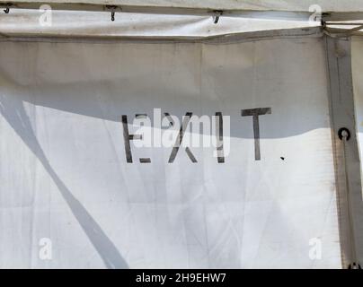 Segnale di uscita o testo stampato su una tenda o una tenda in tela. Foto Stock