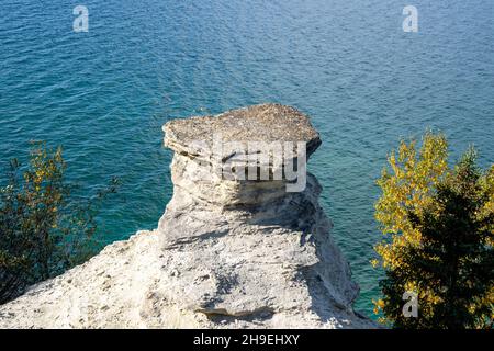 La formazione rocciosa del castello dei minatori lungo il lago superiore in autunno, al Rocks National Lakeshore Michigan nella foto Foto Stock