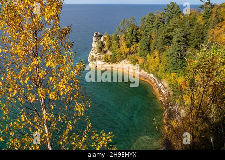 La formazione rocciosa del castello dei minatori lungo il lago superiore in autunno, al Rocks National Lakeshore Michigan nella foto Foto Stock