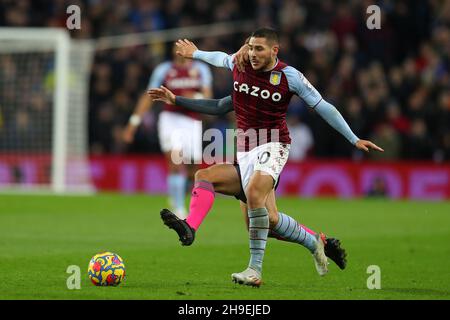 Birmingham, Regno Unito. 05 dicembre 2021. Emiliano Buendia di Aston Villa in azione. Premier League Match, Aston Villa / Leicester City at Villa Park di Birmingham domenica 5 dicembre 2021. Questa immagine può essere utilizzata solo per scopi editoriali. Solo per uso editoriale, licenza richiesta per uso commerciale. Nessun uso in scommesse, giochi o un singolo club/campionato/player pubblicazioni. pic di Andrew Orchard/Andrew Orchard sport fotografia/Alamy Live news credito: Andrew Orchard sport fotografia/Alamy Live News Foto Stock