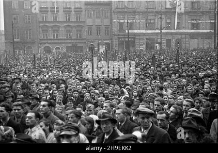 Kraków, 1947-11-02. Obchody jedenastej rocznicy œmierci przywódcy Polskiej Partii Socjalistycznej Ignacego Daszyñskiego. NZ. Manifestacja PPS na Rynku G³ównym. ps/gr PAP Cracovia, 2 novembre 1947. Commemorazioni dell'undicesimo anniversario di morte del leader del Partito socialista polacco Ignacy Daszynski. Nella foto: PPS rally sul mercato principale. ps/gr PAP Foto Stock