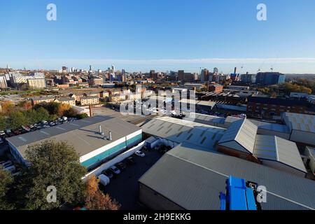 Vista sul centro di Leeds da una zona industriale di Armley Foto Stock