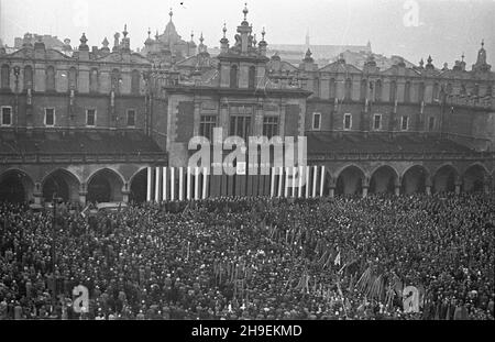 Kraków, 1947-11-02. Obchody jedenastej rocznicy œmierci przywódcy Polskiej Partii Socjalistycznej Ignacego Daszyñskiego. NZ. Manifestacja PPS na Rynku G³ównym. ps/gr PAP Cracovia, 2 novembre 1947. Commemorazioni dell'undicesimo anniversario di morte del leader del Partito socialista polacco Ignacy Daszynski. Nella foto: PPS rally sul mercato principale. ps/gr PAP Foto Stock