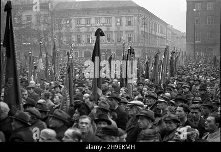 Kraków, 1947-11-02. Obchody jedenastej rocznicy œmierci przywódcy Polskiej Partii Socjalistycznej Ignacego Daszyñskiego. NZ. Manifestacja PPS na Rynku G³ównym. ps/gr PAP Cracovia, 2 novembre 1947. Commemorazioni dell'undicesimo anniversario di morte del leader del Partito socialista polacco Ignacy Daszynski. Nella foto: PPS rally sul mercato principale. ps/gr PAP Foto Stock