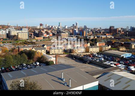 Una vista su Leeds da una piattaforma Mobile Elevated Work Platform (MEWP) Foto Stock