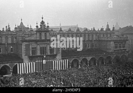 Kraków, 1947-11-02. Obchody jedenastej rocznicy œmierci przywódcy Polskiej Partii Socjalistycznej Ignacego Daszyñskiego. NZ. Manifestacja PPS na Rynku G³ównym. ps/gr PAP Cracovia, 2 novembre 1947. Commemorazioni dell'undicesimo anniversario di morte del leader del Partito socialista polacco Ignacy Daszynski. Nella foto: PPS rally sul mercato principale. ps/gr PAP Foto Stock