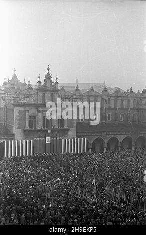 Kraków, 1947-11-02. Obchody jedenastej rocznicy œmierci przywódcy Polskiej Partii Socjalistycznej Ignacego Daszyñskiego. NZ. Manifestacja PPS na Rynku G³ównym. ps/gr PAP Cracovia, 2 novembre 1947. Commemorazioni dell'undicesimo anniversario di morte del leader del Partito socialista polacco Ignacy Daszynski. Nella foto: PPS rally sul mercato principale. ps/gr PAP Foto Stock