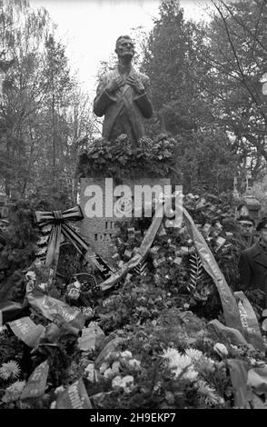 Kraków, 1947-11-02. Obchody jedenastej rocznicy œmierci przywódcy Polskiej Partii Socjalistycznej Ignacego Daszyñskiego. NZ. Pomnik Daszyñskiego na cmentarzu Rakowickim ps/gr PAP Cracovia, 2 novembre 1947. Commemorazioni dell'undicesimo anniversario di morte del leader del Partito socialista polacco Ignacy Daszynski. Nella foto: Monumento di Daszynski sul cimitero di Rakowicki. ps/gr PAP Foto Stock