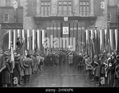 Kraków, 1947-11-02. Obchody jedenastej rocznicy œmierci przywódcy Polskiej Partii Socjalistycznej Ignacego Daszyñskiego. NZ. Manifestacja PPS na Rynku G³ównym. ps/gr PAP Cracovia, 2 novembre 1947. Commemorazioni dell'undicesimo anniversario di morte del leader del Partito socialista polacco Ignacy Daszynski. Nella foto: PPS rally sul mercato principale. ps/gr PAP Foto Stock