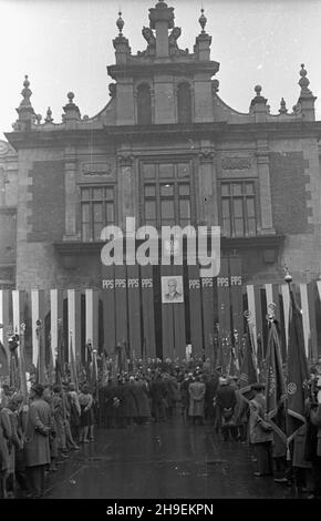 Kraków, 1947-11-02. Obchody jedenastej rocznicy œmierci przywódcy Polskiej Partii Socjalistycznej Ignacego Daszyñskiego. NZ. Manifestacja PPS na Rynku G³ównym. ps/gr PAP Cracovia, 2 novembre 1947. Commemorazioni dell'undicesimo anniversario di morte del leader del Partito socialista polacco Ignacy Daszynski. Nella foto: PPS rally sul mercato principale. ps/gr PAP Foto Stock