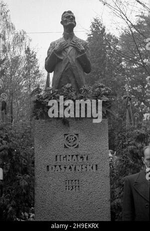 Kraków, 1947-11-02. Obchody jedenastej rocznicy œmierci przywódcy Polskiej Partii Socjalistycznej Ignacego Daszyñskiego. NZ. Pomnik Daszyñskiego na cmentarzu Rakowickim ps/gr PAP Cracovia, 2 novembre 1947. Commemorazioni dell'undicesimo anniversario di morte del leader del Partito socialista polacco Ignacy Daszynski. Nella foto: Monumento di Daszynski sul cimitero di Rakowicki. ps/gr PAP Foto Stock