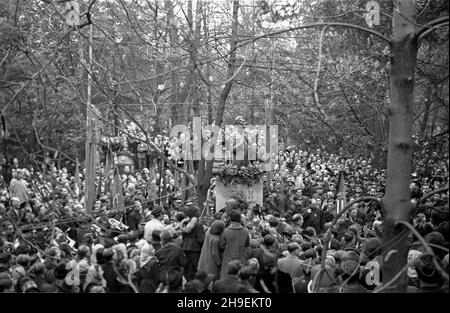 Kraków, 1947-11-02. Obchody jedenastej rocznicy œmierci przywódcy Polskiej Partii Socjalistycznej Ignacego Daszyñskiego. NZ. ods³oniêcie pomnika Daszyñskiego na cmentarzu Rakowickim ps/gr PAP Cracovia, 2 novembre 1947. Commemorazioni dell'undicesimo anniversario di morte del leader del Partito socialista polacco Ignacy Daszynski. Nella foto: Cerimonia di inaugurazione del monumento di Daszynski sul cimitero di Rakowicki. ps/gr PAP Foto Stock