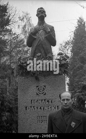 Kraków, 1947-11-02. Obchody jedenastej rocznicy œmierci przywódcy Polskiej Partii Socjalistycznej Ignacego Daszyñskiego. NZ. Pomnik Daszyñskiego na cmentarzu Rakowickim ps/gr PAP Cracovia, 2 novembre 1947. Commemorazioni dell'undicesimo anniversario di morte del leader del Partito socialista polacco Ignacy Daszynski. Nella foto: Monumento di Daszynski sul cimitero di Rakowicki. ps/gr PAP Foto Stock