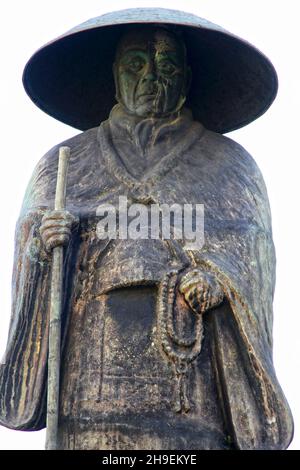 Statua di San Shinran, fondatore del Setto buddista di Jodo Shinshu al Tempio di Tsukiji Honganji a Tokyo, Giappone. Foto Stock