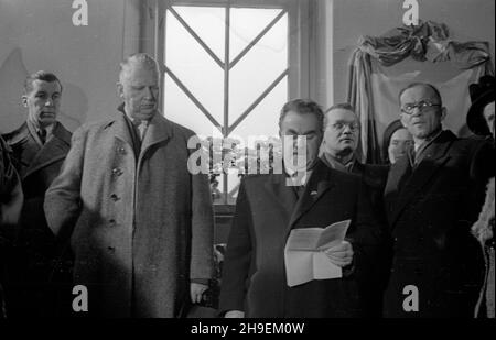 Warszawa, 1947-11-02. Wizyta prezydentów: Sztokholmu Karola Alberta Andersona i Warszawy Stanis³awa To³wiñskiego w Szpitalu œw. Ducha (Szpital Wolski) przy ul. Dworskiej (ul. Kasprzaka). Prezydent Anderson (2L) wrêczy³ prezydentowi To³wiñskiemu (3L) czek na sumê 200 tysiêcy koron na odbudowê warszawskiej s³u¿di zdrowia ps/gr PAP Varsavia, 2 novembre 1947. La visita dei presidenti di Stoccolma e Varsavia Karol Albert Anderson e Stanislaw Tolwinski allo Spirito Santo (sw. Ducha - più tardi Wolski) Ospedale in via Dworska (ora Kasprzaka). Nella foto: Il presidente Anderson (2° da sinistra) passa a. Foto Stock