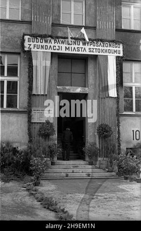 Warszawa, 1947-11-02. Wizyta prezydentów: Sztokholmu Karola Alberta Andersona i Warszawy Stanis³awa To³wiñskiego w Szpitalu œw. Ducha (Szpital Wolski) przy ul. Dworskiej (ul. Kasprzaka). NZ. wejœcie do pawilonu wyposa¿onego z fundacji miasta Sztokholmu. ps/gr PAP Varsavia, 2 novembre 1947. La visita dei presidenti di Stoccolma e Varsavia Karol Albert Anderson e Stanislaw Tolwinski allo Spirito Santo (sw. Ducha - più tardi Wolski) Ospedale in via Dworska (ora Kasprzaka). Nella foto: L'ingresso al padiglione dell'ospedale attrezzato dalle autorità di Stoccolma. ps/gr PAP Foto Stock