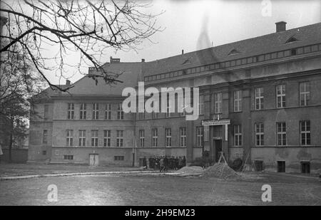 Warszawa, 1947-11-02. Wizyta prezydentów: Sztokholmu Karola Alberta Andersona i Warszawy Stanis³awa To³wiñskiego w Szpitalu œw. Ducha (Szpital Wolski) przy ul. Dworskiej (ul. Kasprzaka). Pawilon szpitalny wyposa¿ony z fundacji miasta Sztokholmu. ps/gr PAP Varsavia, 2 novembre 1947. La visita dei presidenti di Stoccolma e Varsavia Karol Albert Anderson e Stanislaw Tolwinski allo Spirito Santo (sw. Ducha - più tardi Wolski) Ospedale in via Dworska (ora Kasprzaka). Nella foto: Un nuovo padiglione ospedaliero attrezzato dalle autorità di Stoccolma. ps/gr PAP Foto Stock