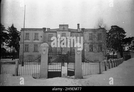 Konstancin, 1947-11-03. W Instytucie Ludowym Polskiej Partii Robotniczej prowadzone s¹ szkolenia aktywu partyjnego. szko³y. Gmach. NZ. mw PAP Konstancin, 3 novembre 1947. Corsi per attivisti di partito si sono tenuti presso l'Istituto popolare del Partito operaio Polacco. Nella foto: L'edificio scolastico. mw PAP Foto Stock