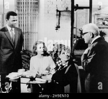 DATA DI USCITA: 11 Dicembre 1967 TITOLO: Guess Who's Coming to Dinner CASA DI PRODUZIONE: Columbia Pictures REGISTA: Stanley Kramer TRAMA: Gli atteggiamenti di una coppia sono sfidati quando la loro figlia li introduce alla sua fianc afro-americana. PROTAGONISTI: SIDNEY POITIER come John Prentice, KATHARINE HOUGHTON come Joey Drayton, KATHARINE HEPBURN come Christina Drayton e SPENCER TRACY come Matt Drayton. (Immagine di credito: ©Columbia Pictures/Entertainment Pictures) Foto Stock