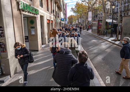 Barcellona, Spagna. 06 dicembre 2021. Una lunga coda di persone attende il loro turno di acquistare biglietti lotteria di Natale.come è tradizionale ogni anno nelle settimane che portano a Natale, lunghe file di persone attendere presso l'amministrazione della lotteria Valdés sulla Rambla per acquistare biglietti lotteria di Natale. Credit: SOPA Images Limited/Alamy Live News Foto Stock