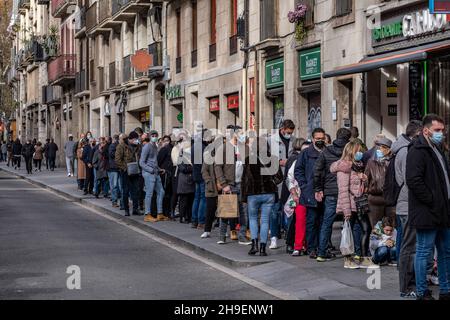 Barcellona, Spagna. 06 dicembre 2021. Una lunga coda di persone attende il loro turno di acquistare biglietti lotteria di Natale.come è tradizionale ogni anno nelle settimane che portano a Natale, lunghe file di persone attendere presso l'amministrazione della lotteria Valdés sulla Rambla per acquistare biglietti lotteria di Natale. (Foto di Paco Freire/SOPA Images/Sipa USA) Credit: Sipa USA/Alamy Live News Foto Stock
