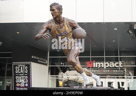 Una statua dell'ex Los Angeles Lakers guardia Jerry West allo Star Plaza allo Staples Center (Crypto.com Arena), lunedì 6 dicembre 2021, a Los Angeles. Foto Stock