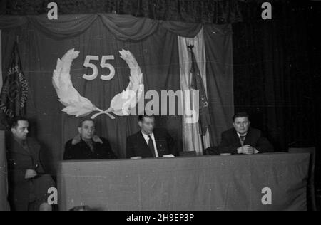 Warszawa, 1947-11-22. Obchody jubileuszu 55-lecia Polskiej Partii Socjalistycznej zorganizowane przez Wojewódzki Komitet Wykonawczy partii w £odzi. PAP. Prezydium. Po/mgs Varsavia, 22 novembre 1947. Cerimonie che segnano il 55° anniversario del Partito Socialista Polacco organizzato dal Comitato esecutivo provinciale del partito a Lodz. Nella foto: Il comitato direttivo. po/mgs PAP Foto Stock