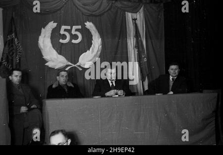 Warszawa, 1947-11-22. Obchody jubileuszu 55-lecia Polskiej Partii Socjalistycznej zorganizowane przez Wojewódzki Komitet Wykonawczy partii w £odzi. PAP. Prezydium. Po/mgs Varsavia, 22 novembre 1947. Cerimonie che segnano il 55° anniversario del Partito Socialista Polacco organizzato dal Comitato esecutivo provinciale del partito a Lodz. Nella foto: Il comitato direttivo. po/mgs PAP Foto Stock