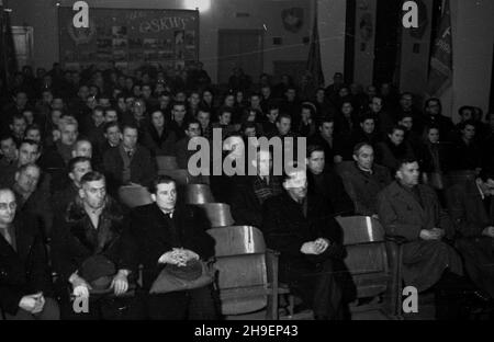 Warszawa, 1947-11-22. Obchody jubileuszu 55-lecia Polskiej Partii Socjalistycznej zorganizowane przez Wojewódzki Komitet Wykonawczy partii w £odzi. NZ. Uczestnicy uroczystoœci. po/mgs PAP Varsavia, 22 novembre 1947. Cerimonie che segnano il 55° anniversario del Partito Socialista Polacco organizzato dal Comitato esecutivo provinciale del partito a Lodz. Nella foto: Partecipanti alle cerimonie. po/mgs PAP Foto Stock